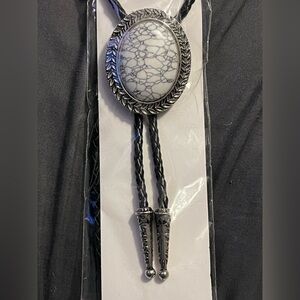 NWT Classic western style white veined Silver leaf Bolo Tie